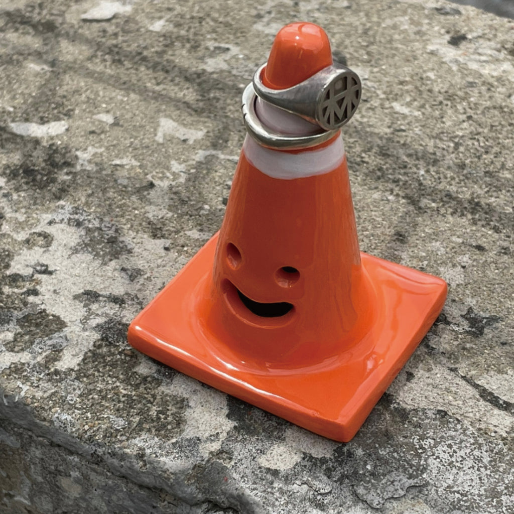 EACHIKE｜笑臉三角錐戒指台