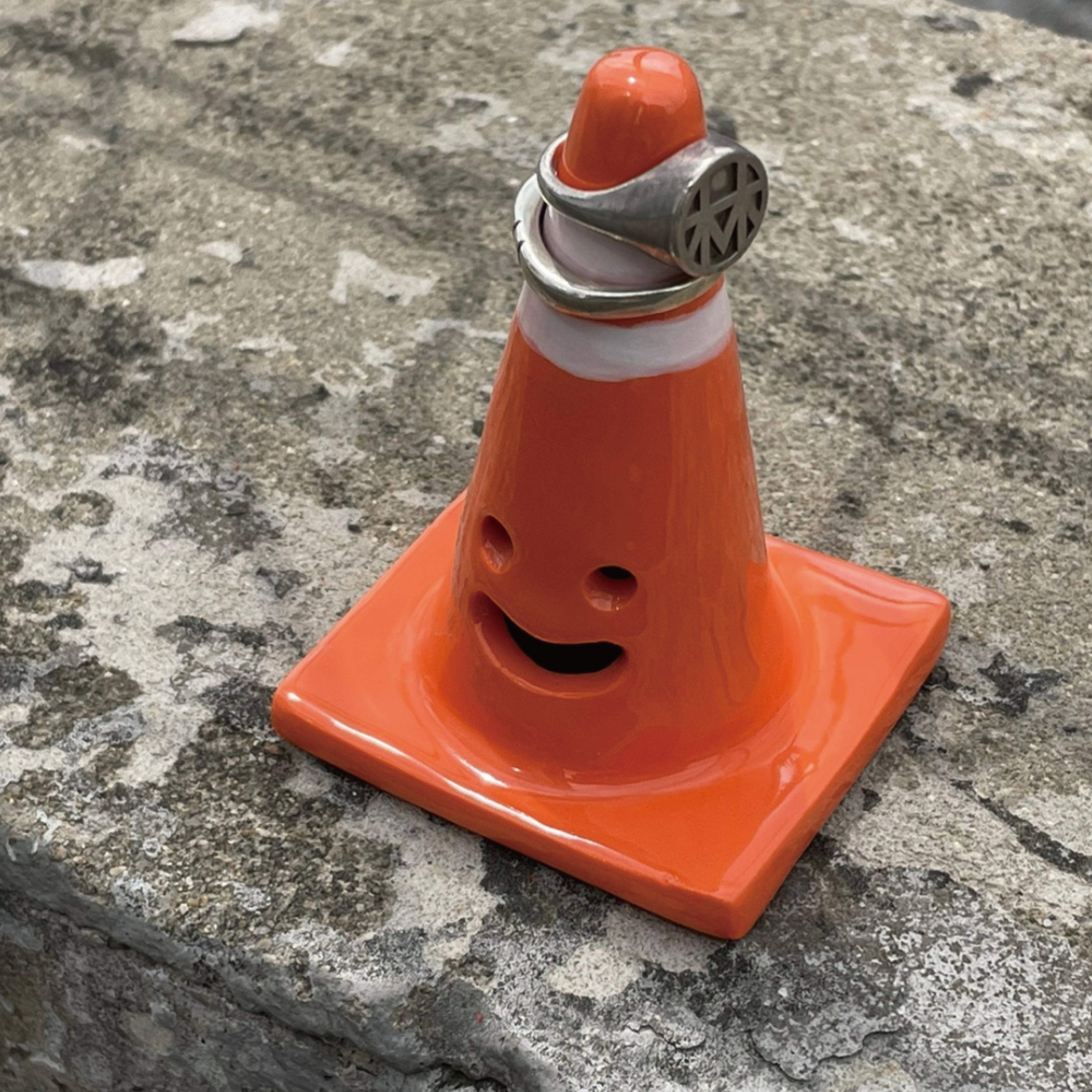 EACHIKE｜笑臉三角錐戒指台