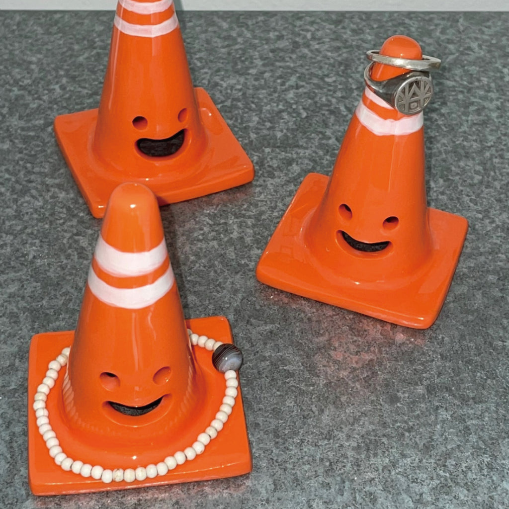 EACHIKE｜笑臉三角錐戒指台