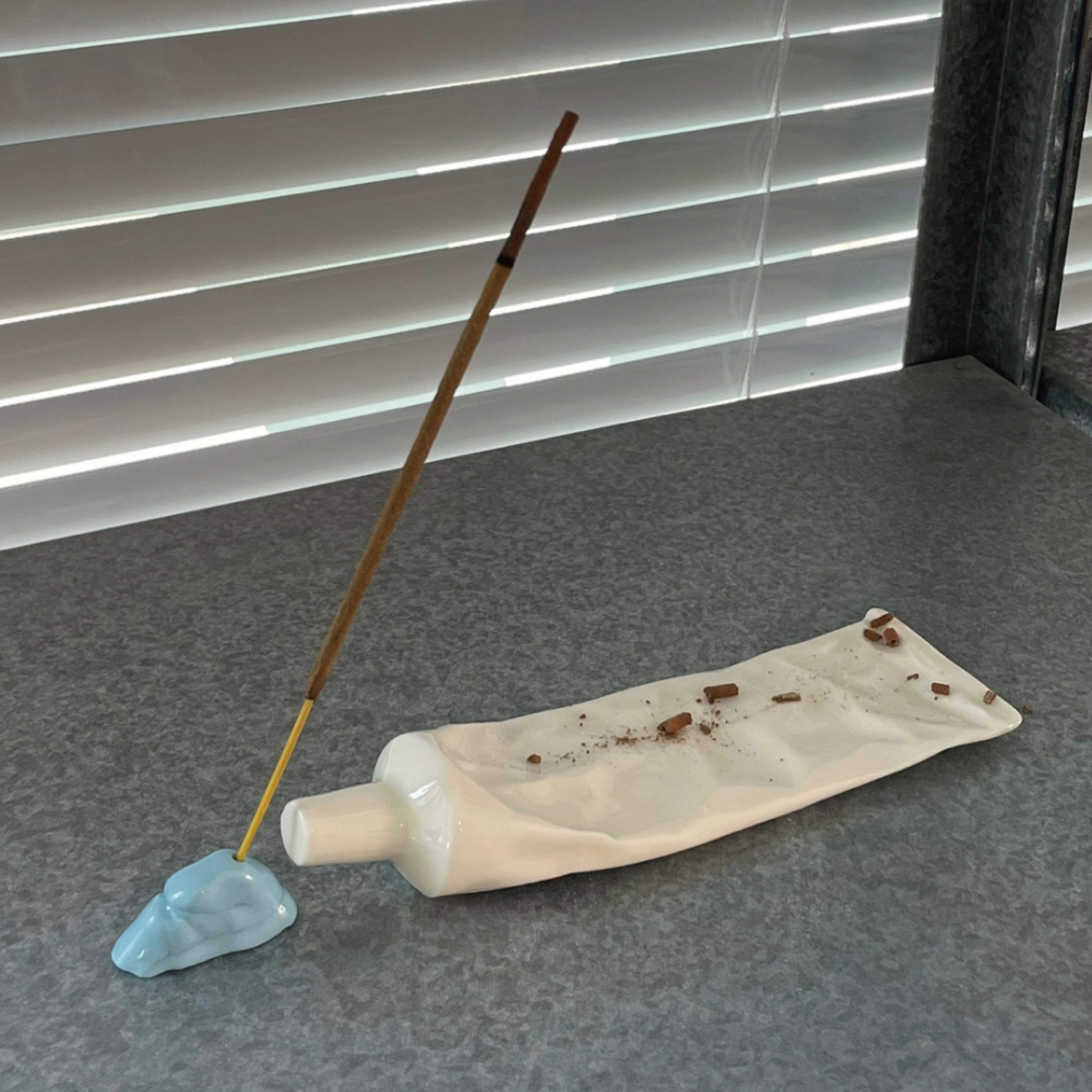 EACHIKE｜藍色牙膏線香座