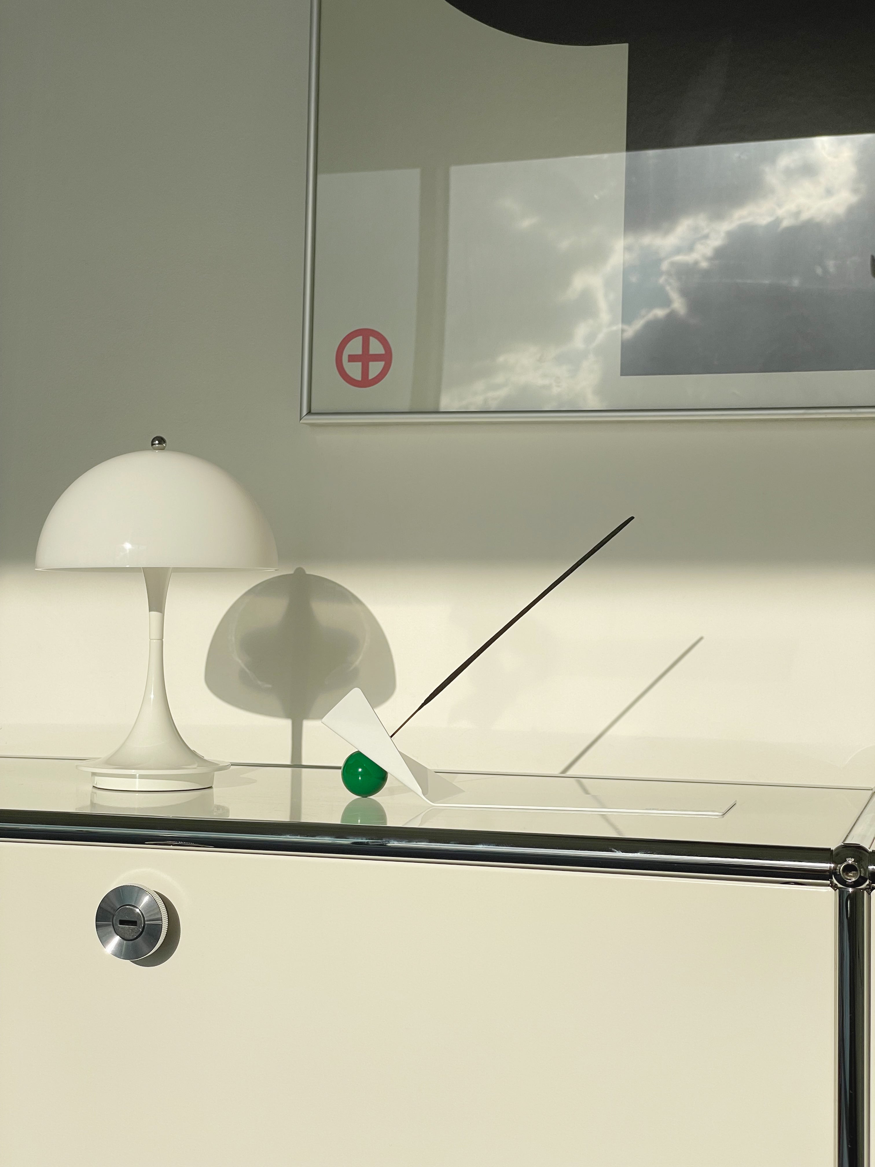 BLUE BALCONY｜Shape of Flying 線香座 - White